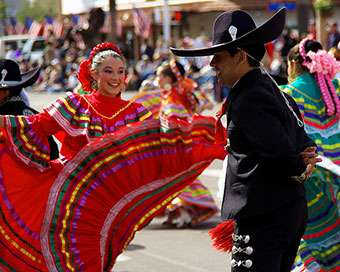 Jarabe Tapatio dancers