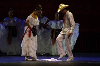 Dancing to a Son Jarocho and making a bow